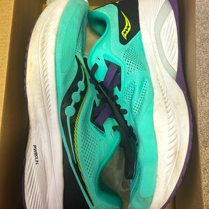 Women’s 11 Saucony Guide 15